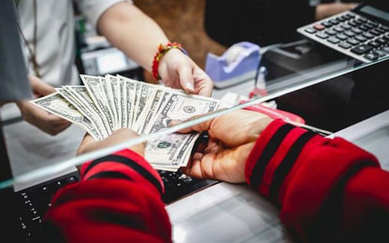 Một gia đình tại Việt Nam nhận tiền gửi về từ người thân đi xuất khẩu lao động Đài Loan, minh họa lợi ích tài chính.